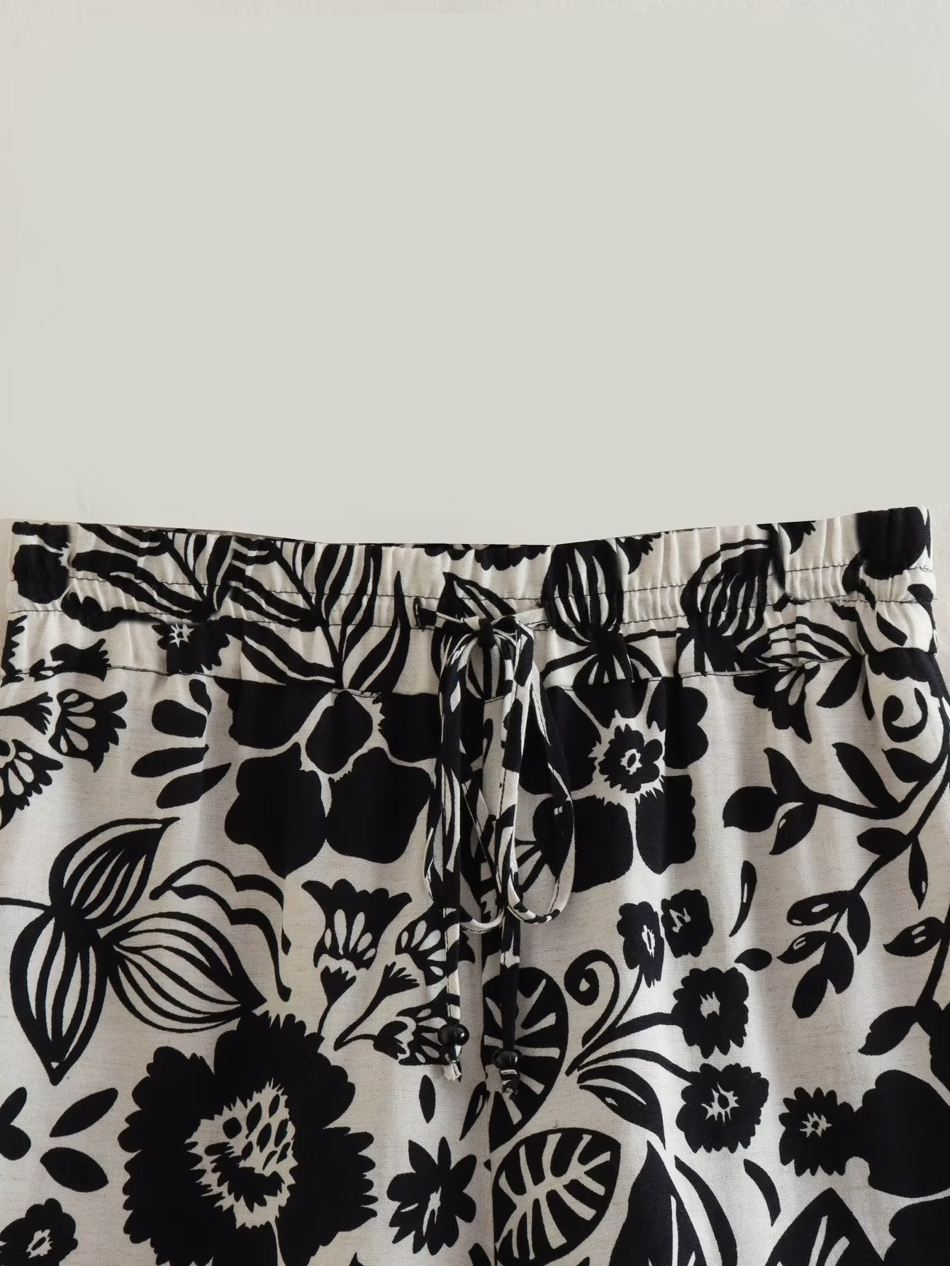 2023 Summer Fashion Trends | Black & White Contrast Floral Crop Top Shorts Outfit 2-piece Set